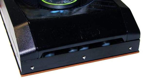 В задней части кожуха NVIDIA GTX 580 есть отверстия для подсоса холодного воздуха